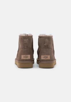 Ugg Classic Mini - Korte Laarzen - Caribou -Tamaris Verkoopwinkel 057e19e4387449bdb4cf9b9d66cb6544 scaled