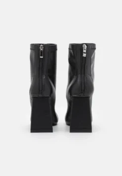 Raid Tacey - Korte Laarzen - Black -Tamaris Verkoopwinkel 05a86f69fce742bfb543f1e990e71add scaled