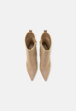 MICHAEL Michael Kors Clara - Korte Laarzen - Camel/Multi-Coloured -Tamaris Verkoopwinkel 084fc01d4ab14bf09336faac39903bea scaled