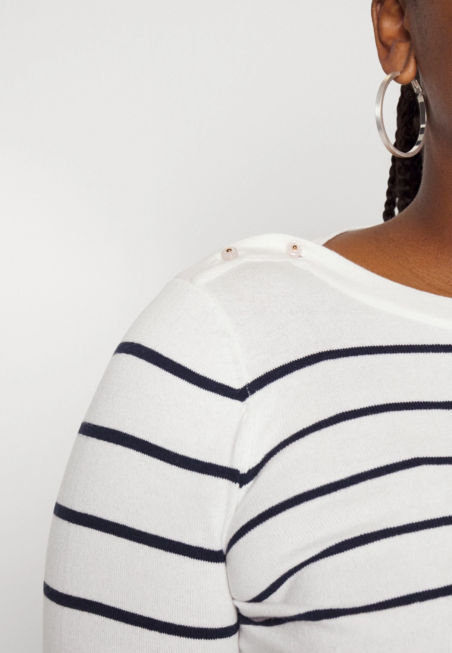 Vero Moda Curve Vmalma Ls Boatneck Button Curve - Trui - Snow White/Navy Blazer 5 Vero Moda Curve Vmalma Ls Boatneck Button Curve - Trui - Snow White/Navy Blazer - Afbeelding 5