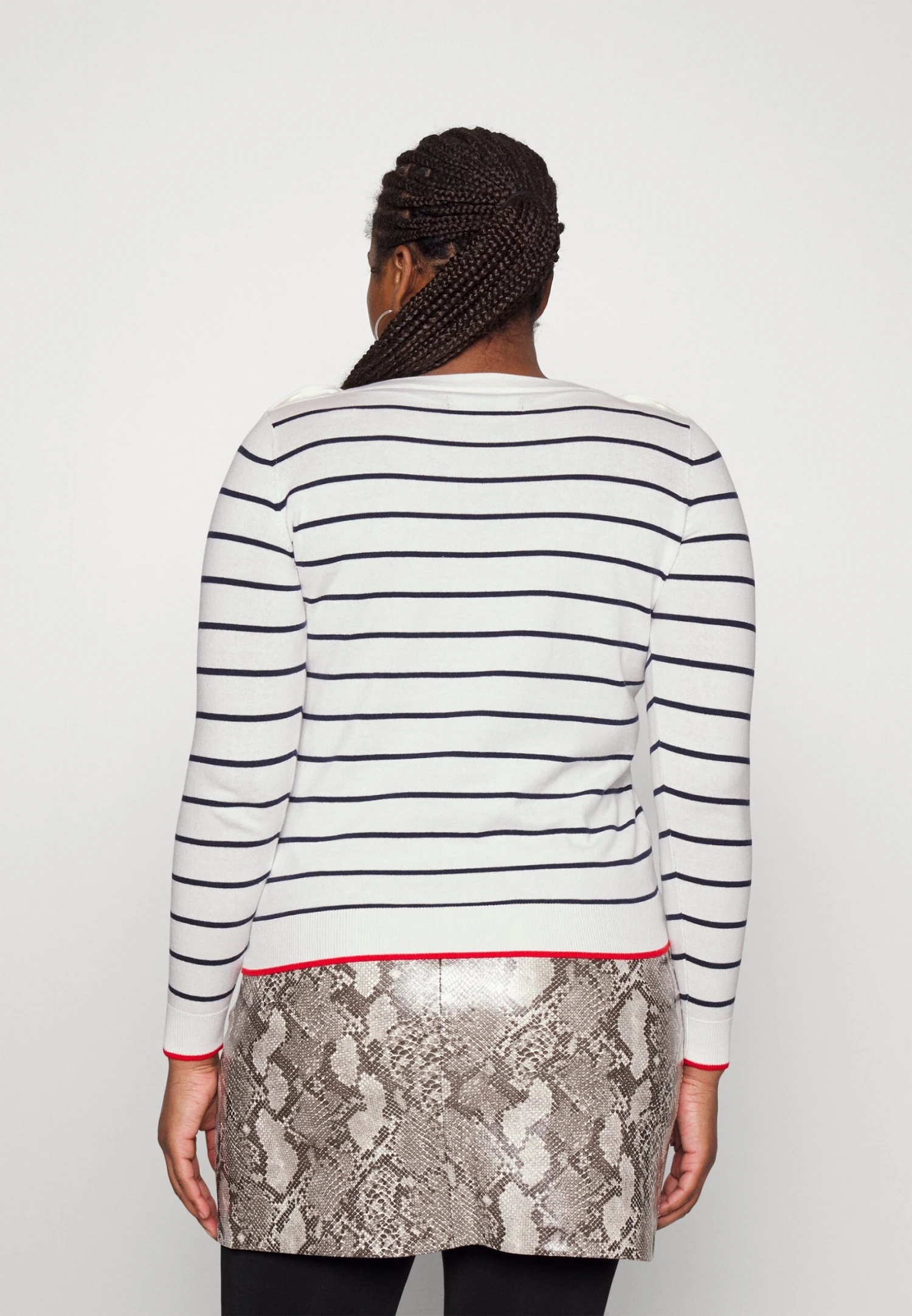 Vero Moda Curve Vmalma Ls Boatneck Button Curve - Trui - Snow White/Navy Blazer 3 Vero Moda Curve Vmalma Ls Boatneck Button Curve - Trui - Snow White/Navy Blazer - Afbeelding 3