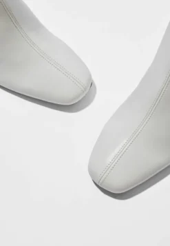 BERSHKA Korte Laarzen - White -Tamaris Verkoopwinkel 227a2e50f8d04898becc8615635232be scaled