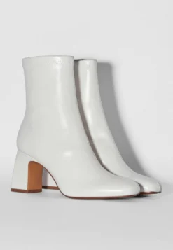 BERSHKA Korte Laarzen - White -Tamaris Verkoopwinkel 22a3e1c0e3c0493ba02c581f6cfa3239 scaled