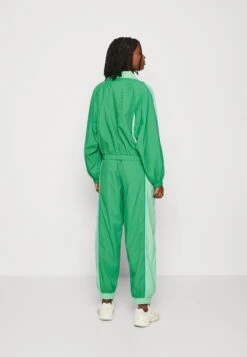 Lacoste Retro Windbreaker - Lichte Jas - Liamone/Tarragon 8 Lacoste Retro Windbreaker - Lichte Jas - Liamone/Tarragon -Tamaris Verkoopwinkel 279db3b11d1d4379bd260d026f850f2b