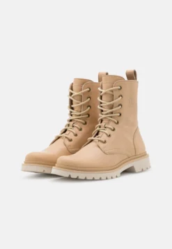 Panama Jack Florida- Enkellaarsjes Met Plateauzool - Beige -Tamaris Verkoopwinkel 2cb4a0106c904d6cb34c6d95fcfcc086 scaled