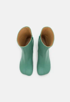 MM6 Maison Margiela Anatomic- Korte Laarzen - Frosty Spruce -Tamaris Verkoopwinkel 2d5662043ca7448b88716fdc6473aa0e scaled