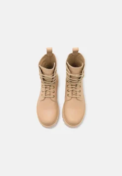 Panama Jack Florida- Enkellaarsjes Met Plateauzool - Beige -Tamaris Verkoopwinkel 4d9ce40e376347e08ca94f6eafc11922 scaled