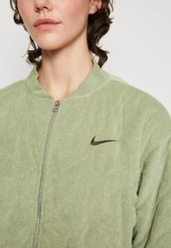Nike Sportswear Bomberjacks - Oil Green/Cargo Khaki 11 Nike Sportswear Bomberjacks - Oil Green/Cargo Khaki -Tamaris Verkoopwinkel 4ed2609d46d14b979a70aa6702e177ce