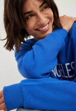 NA-KD Mit Stadt-Aufdruck - Sweater - Blue 7 NA-KD Mit Stadt-Aufdruck - Sweater - Blue -Tamaris Verkoopwinkel 51e4197114954d619662e787be896e6e