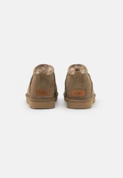 Ugg Korte Laarzen - Marrone 12 Ugg Korte Laarzen - Marrone -Tamaris Verkoopwinkel 55d033a2145a4c5d840dfd15f0ca981f scaled