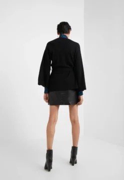 Kimono - Vest - Black -Tamaris Verkoopwinkel 5b50b545f1f04aa5b43b341a4023024d scaled