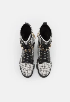 Guess Madox - Veterboots - Black/White -Tamaris Verkoopwinkel 5e4fc1847e7241269a714ae6698f5bf8 scaled