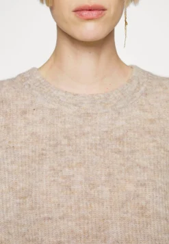 MUNTHE Devoted - Trui - Creme -Tamaris Verkoopwinkel 73fcd491494347fbac6246f4bfa300f8 scaled