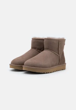 Ugg Classic Mini - Korte Laarzen - Caribou -Tamaris Verkoopwinkel 9c65b76e6a15411b8691393e7d43c93a scaled