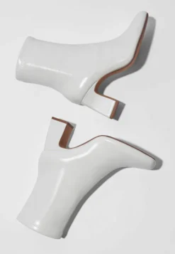 BERSHKA Korte Laarzen - White -Tamaris Verkoopwinkel 9f24108f3b4641ca8480722e0e9ea7bc scaled