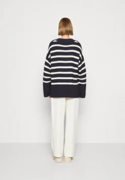 SAMSØE SAMSØE Raili V Neck - Trui - Sky Captain -Tamaris Verkoopwinkel a89157da93dd4f53bc61ca561f48dd14 scaled