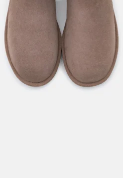 Ugg Classic Mini - Korte Laarzen - Caribou -Tamaris Verkoopwinkel aa5d8cf4fcde4b8db2fcece63b7d375a scaled