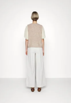 MUNTHE Devoted - Trui - Creme -Tamaris Verkoopwinkel d618fad6019449a9ab4743a6e8fa4274 scaled