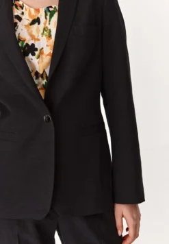 Amalfina - Halflange Jas - Black -Tamaris Verkoopwinkel d8ab62f0e3534533ac6d8c03f6ac0489 scaled