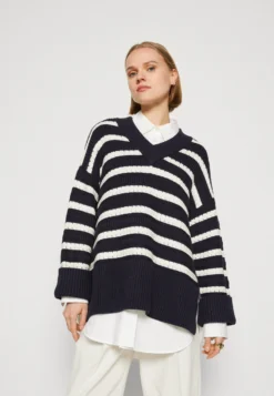 SAMSØE SAMSØE Raili V Neck - Trui - Sky Captain -Tamaris Verkoopwinkel f12e223d398540bcb29325869ebe7909 scaled