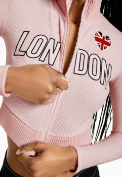 BERSHKA With Embroidery - Vest - Light Pink -Tamaris Verkoopwinkel fb5ba7ab092044eab8a9e53190c97759 scaled