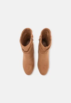 Anna Field Enkellaarsjes Met Hoge Hak - Cognac -Tamaris Verkoopwinkel fe844388137345fd8567c7f47f63aa66 scaled